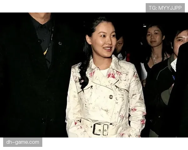 要是伏明霞低调去菜市场，隔壁大妈会盯着她的奖牌还是购物袋里的那张收据