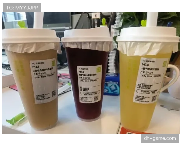 杨倩训练完顺手买杯奶茶，这自律和松弛感我真学不来